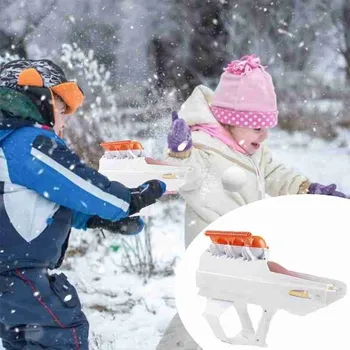 Žiemos Sniego Gniūžtės Timpa Lauko Putinas Timpa Paleidimo Putinas Įrašą Vaikai Žaidžia Žaislais Putinas Timpa